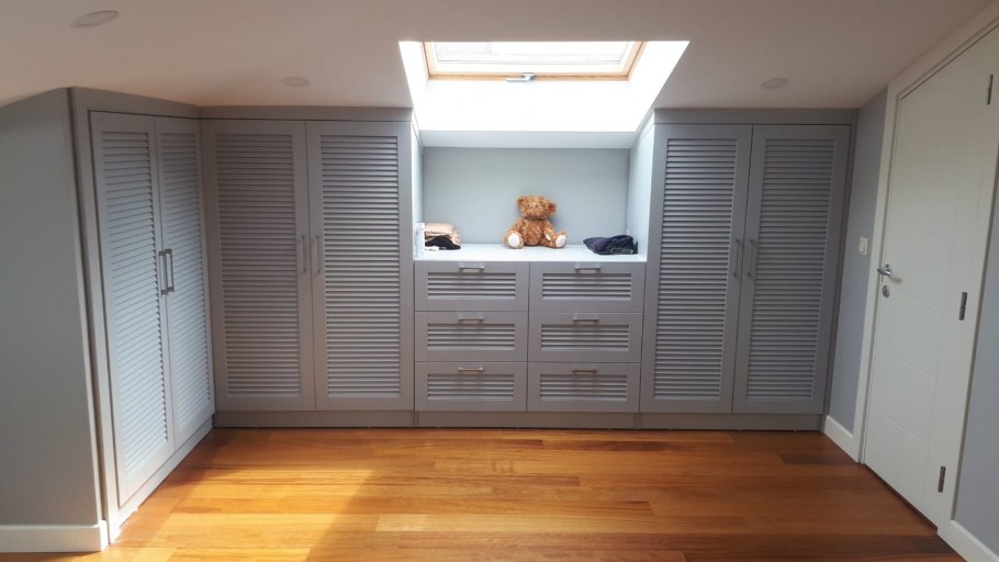 Шкаф навесной сосна жалюзи МО С фасадом 68х80 см