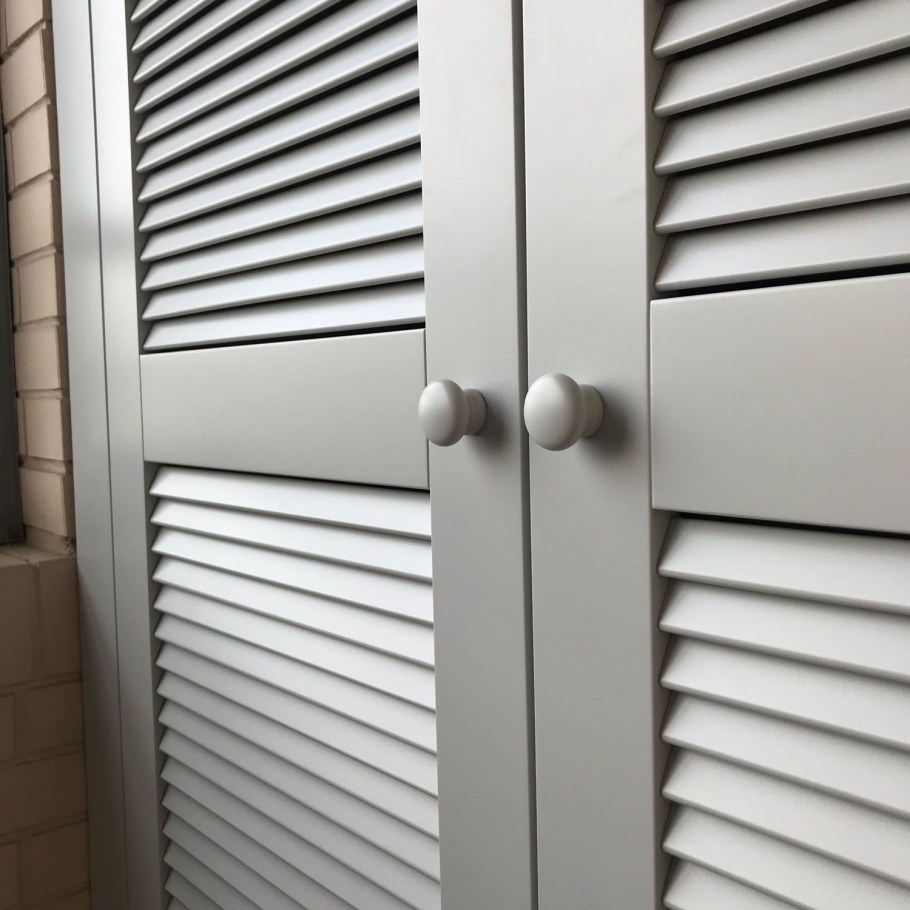 Шкаф с жалюзийными дверцами