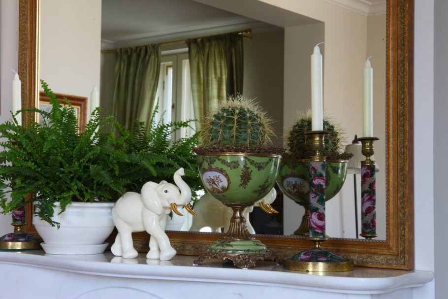 Статуэтки в интерьере гостиной