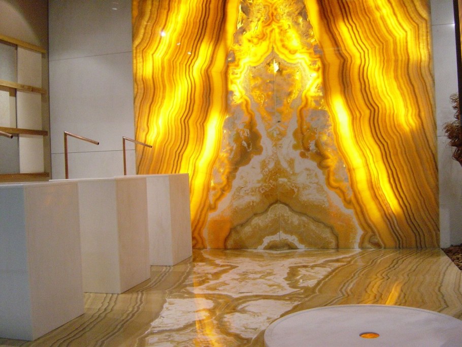 Гибкий камень в ванной