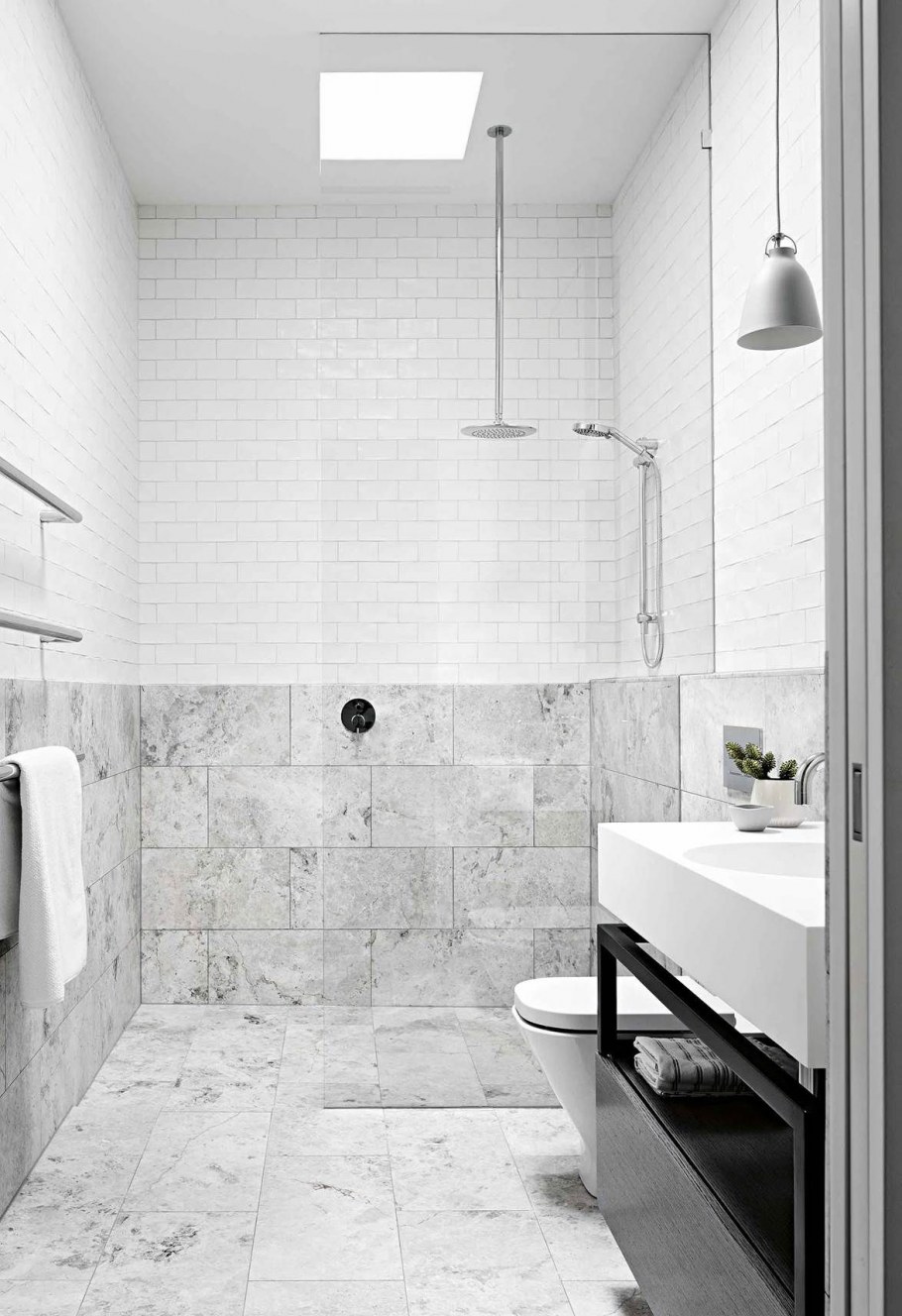 Серо белая плитка в ванной