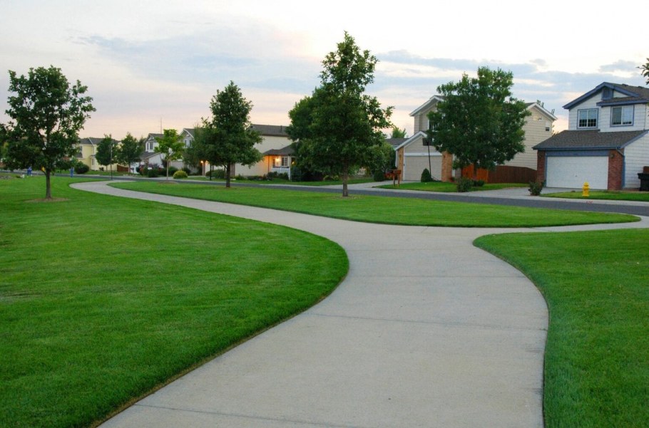 Загородный дом с лужайкой