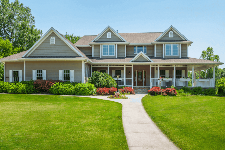 Деревья на газоне в частном доме