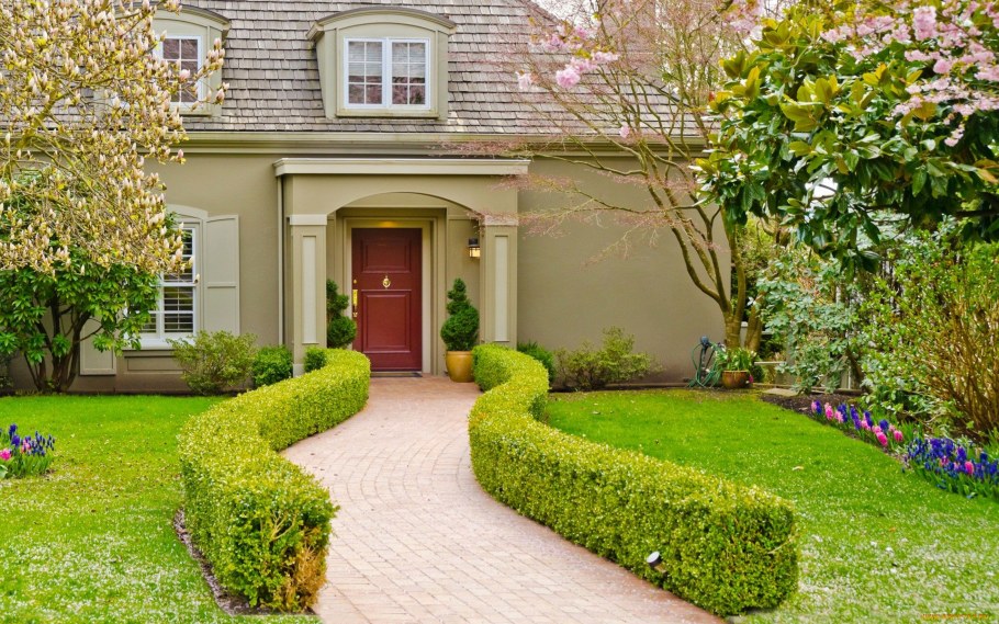 Загородный дом с газоном