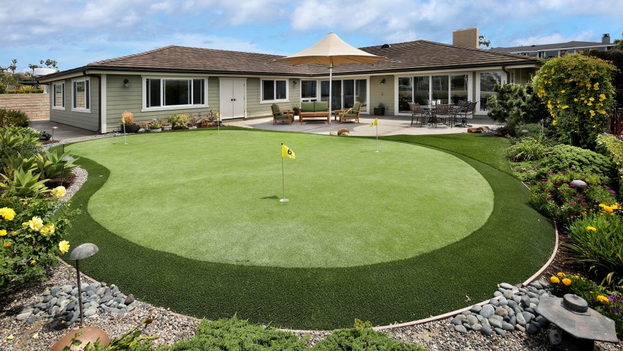 Домик с газоном