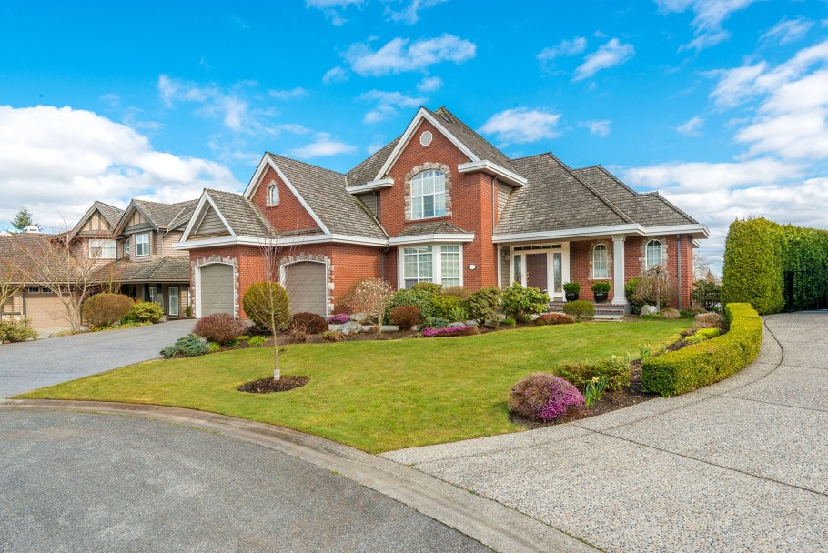 Газон перед домом