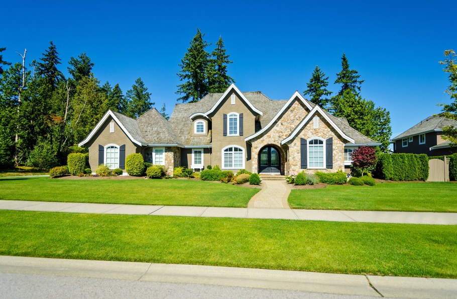 Домик на лужайке