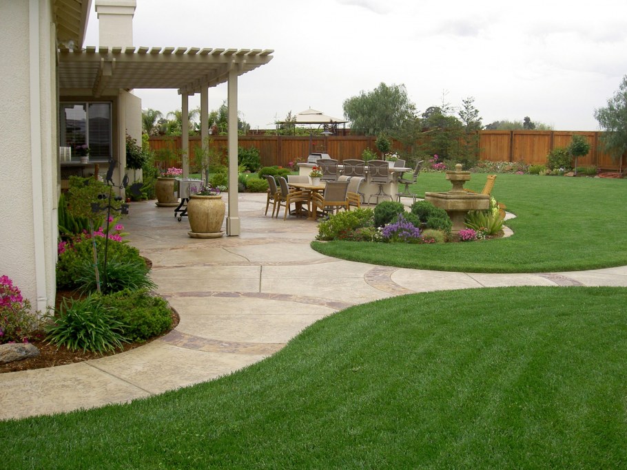 Лужайка перед домом