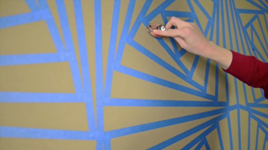 Покраска стен с малярным скотчем