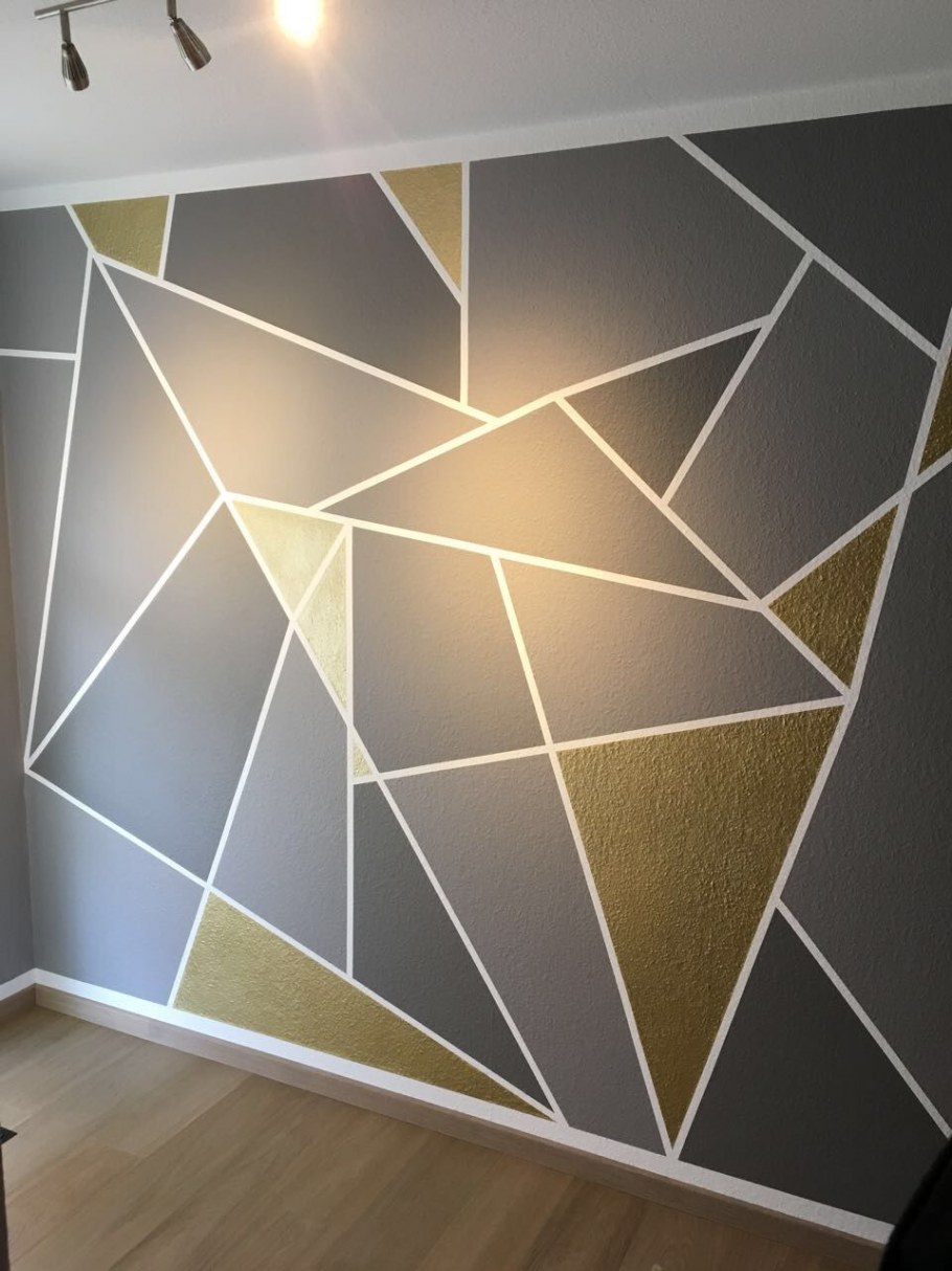 Ромбы на стене краской