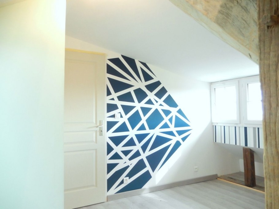 Геометрические полосы на стене