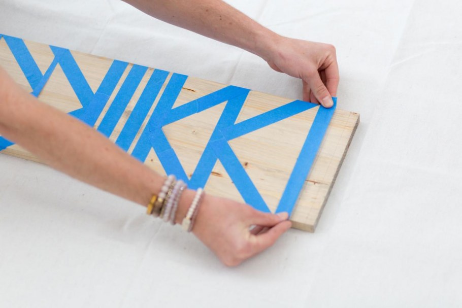 Геометрические горы на стене