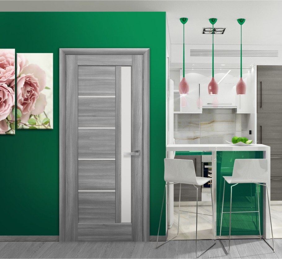 Цветные двери в интерьере загородного дома