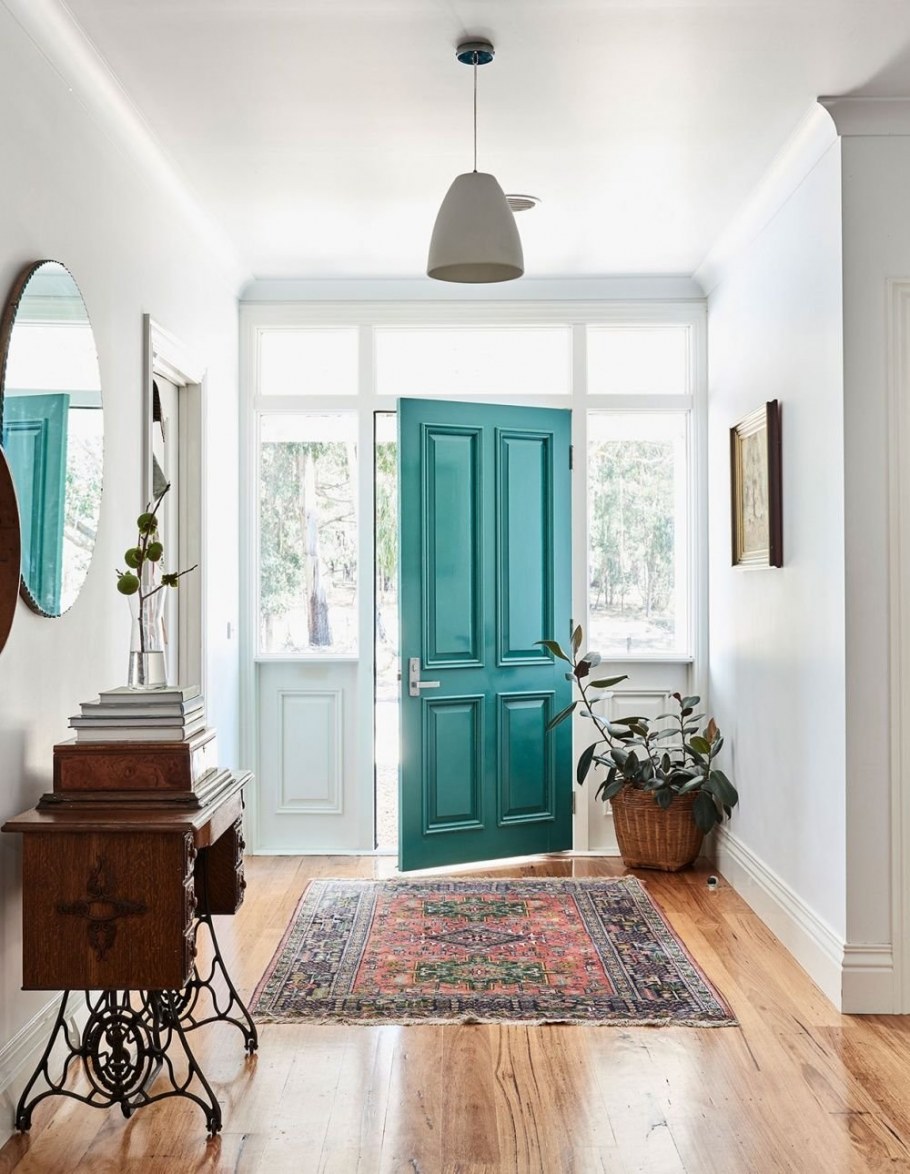 Зеленая деревянная дверь