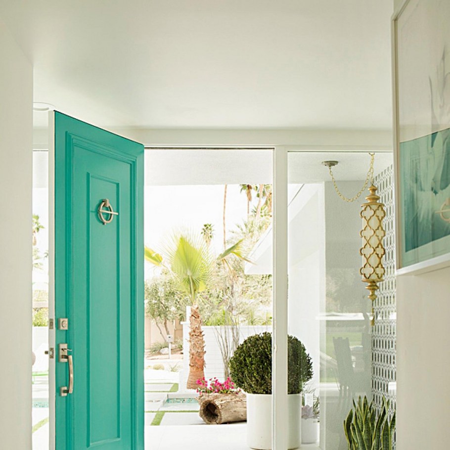 Оливковые стены в коридоре