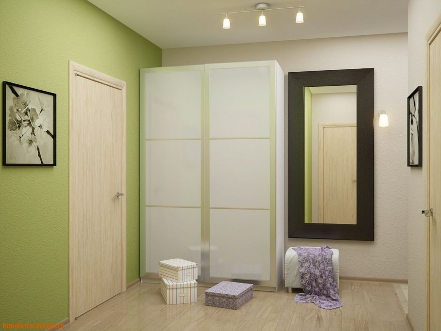 Зеленые стены в коридоре