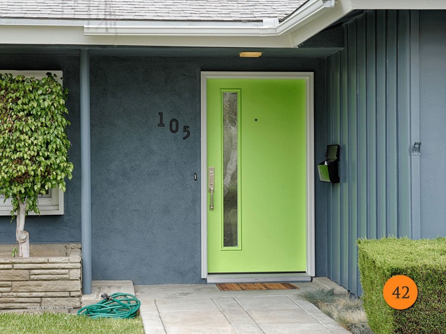 Зеленые двери в классическом интерьере