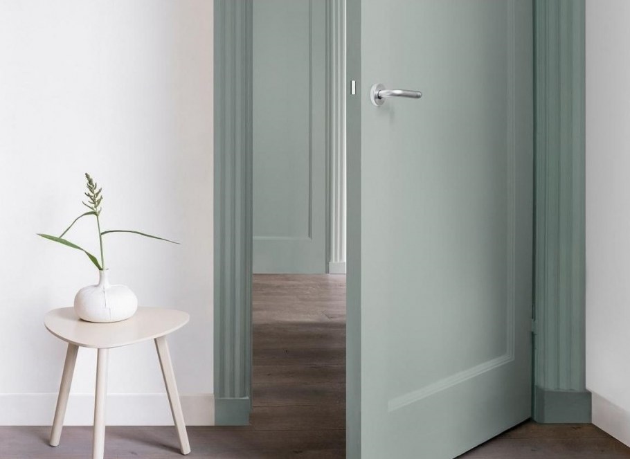 Зеленая открытая дверь