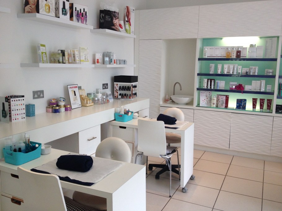 Интерьер маникюрной студии в маленьком помещении