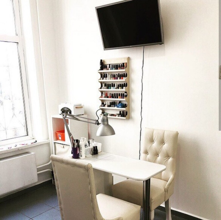 Кабинет маникюра и педикюра в парикмахерской
