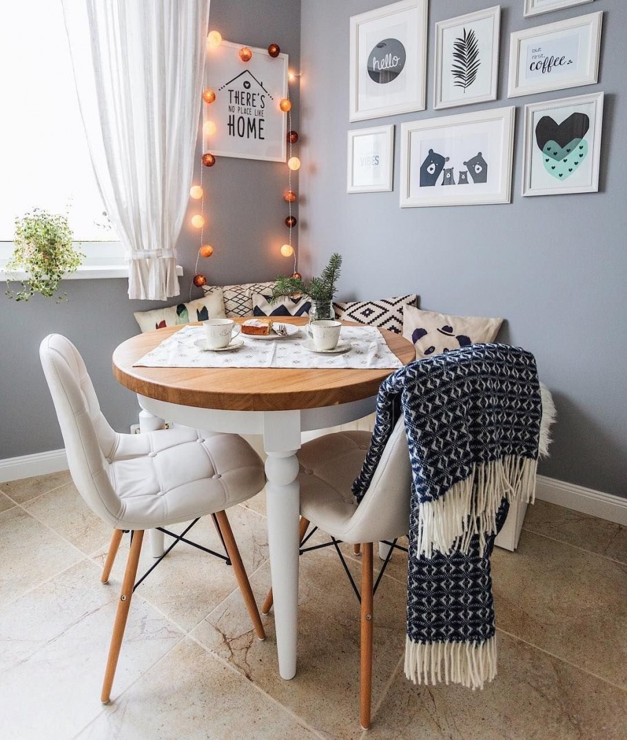 Стол и стулья в скандинавском стиле