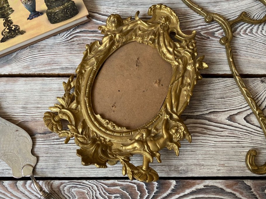 Золотые рамы на деревянной стене