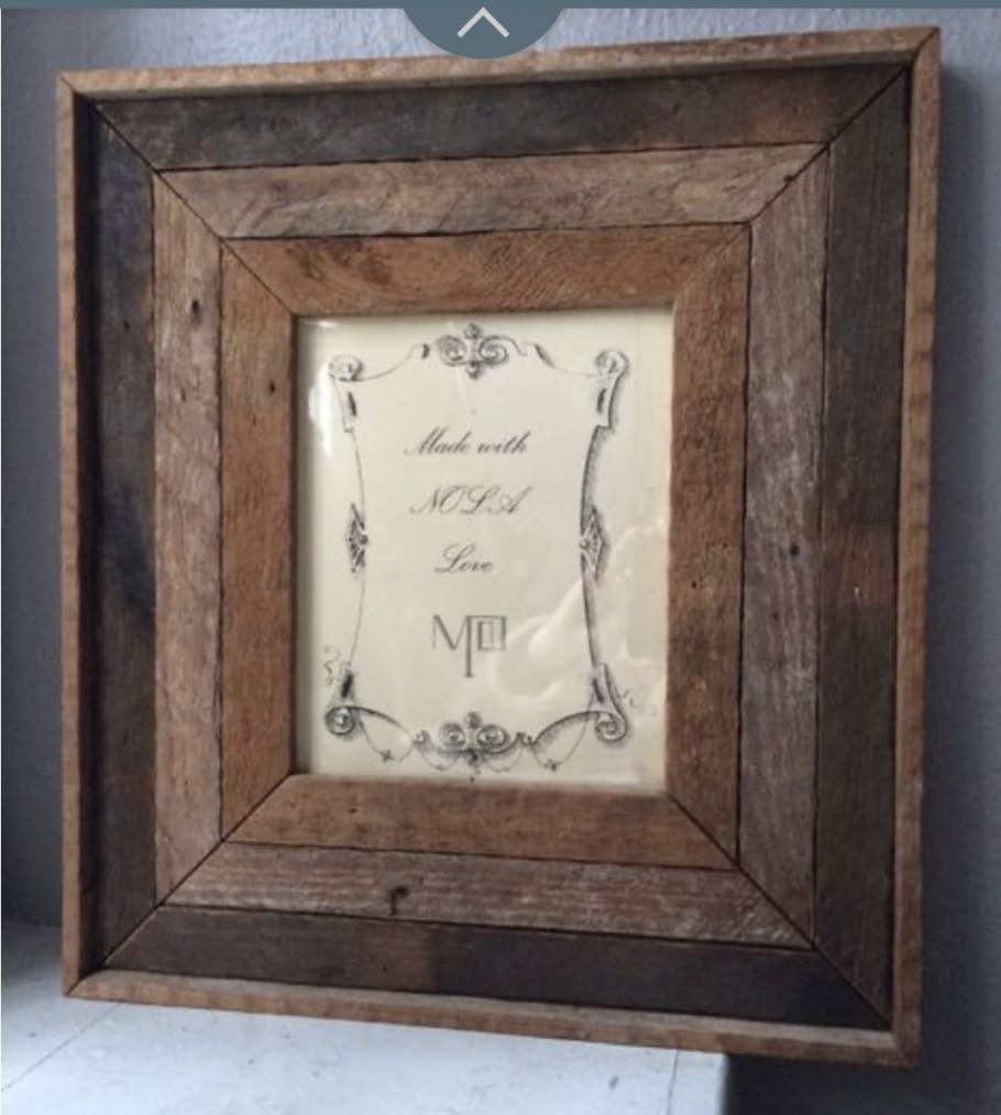 Рамка для фото на деревянном фоне