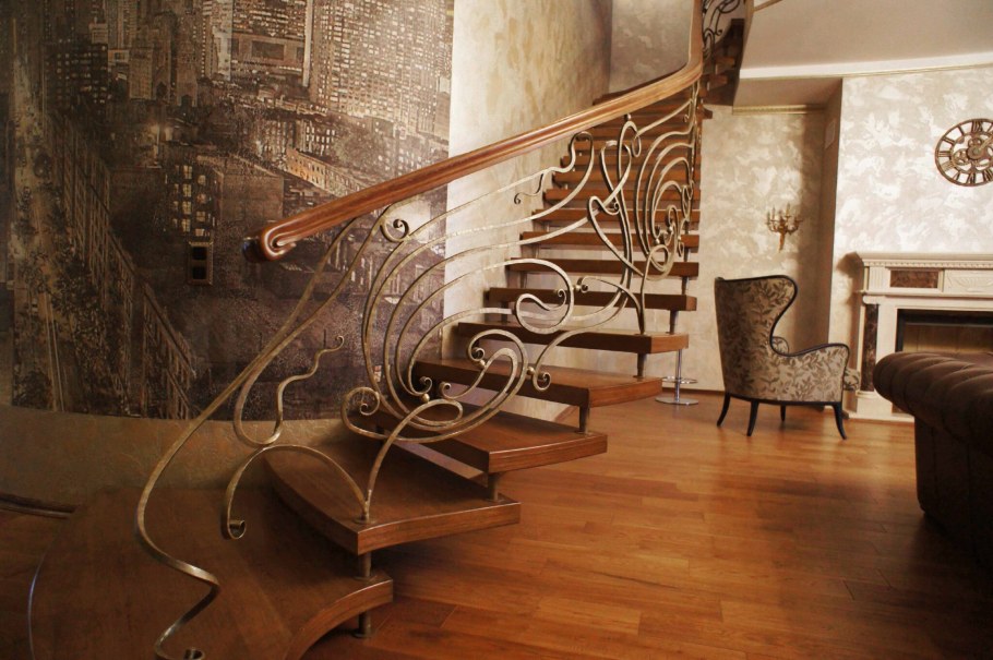 Лестница на больцах с кованым ограждением