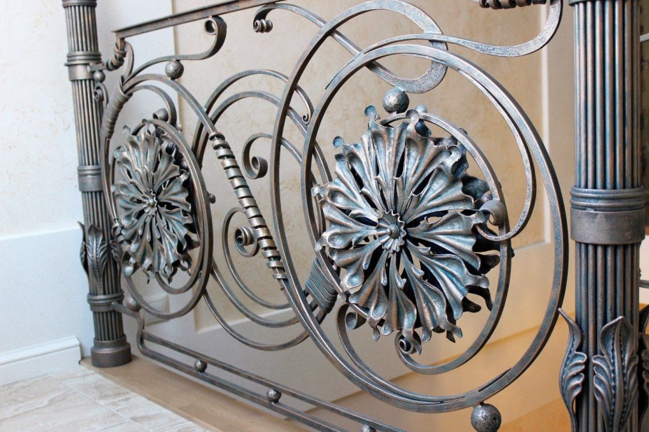 Кованые изделия в интерьере