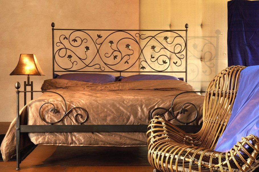 Спальня с кованной кроватью