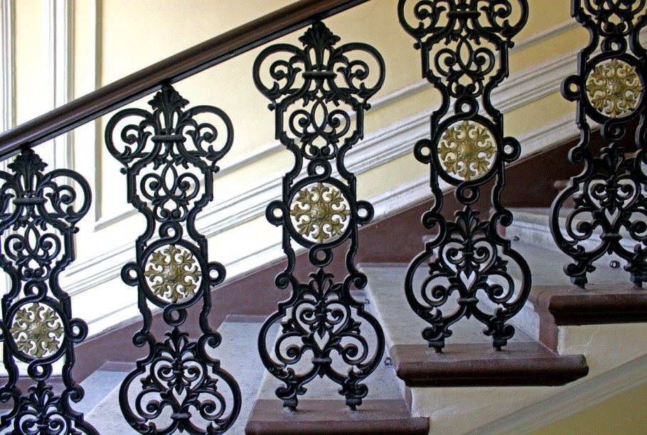 Кованая консоль под телевизор