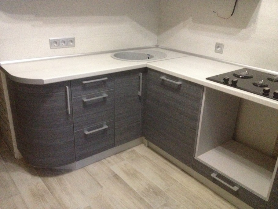 Кухня капучино с белым глянцем угловая