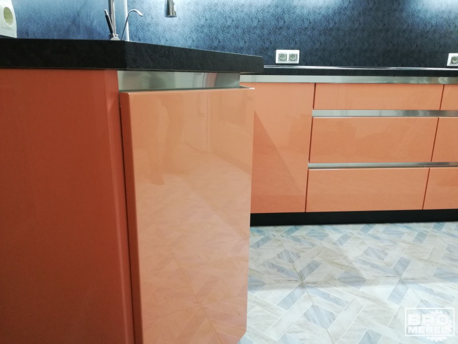 Кухонный шкаф со скошенным углом