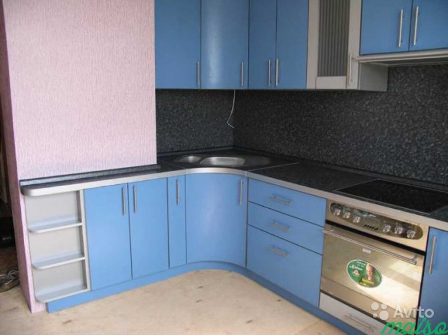 Белая кухня в мансарде