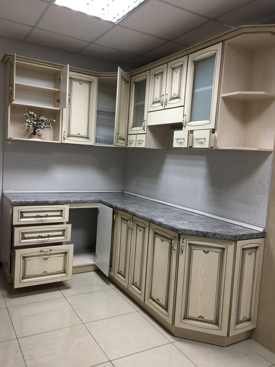 Кухня с открытой угловой полкой