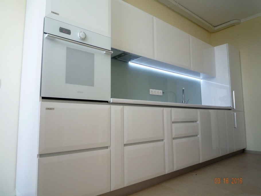 Угловая кухня со скошенным углом