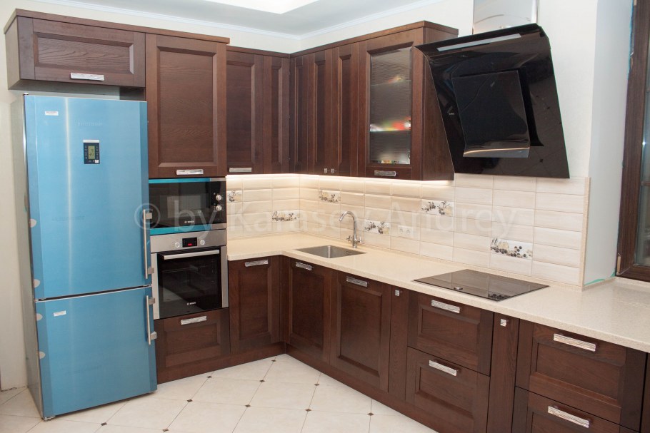 Скошенный угол на кухне классика