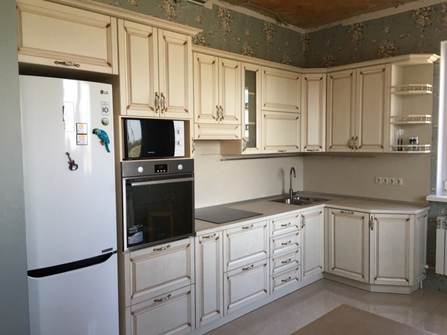 Угловая кухня со скошенным углом