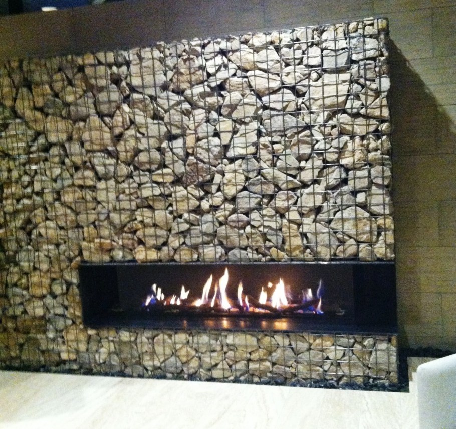 Камин из габионов