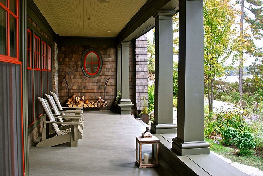 Терраса с кирпичными колоннами