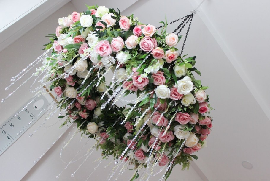 Люстра из искусственных цветов