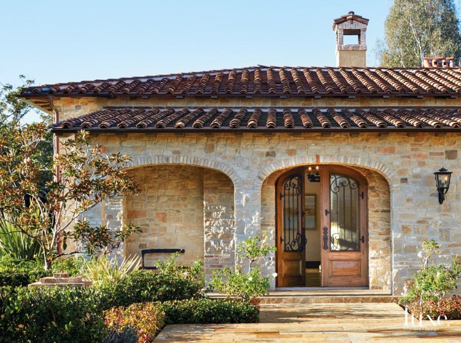 Дом с черепичной крышей в Испании Италии