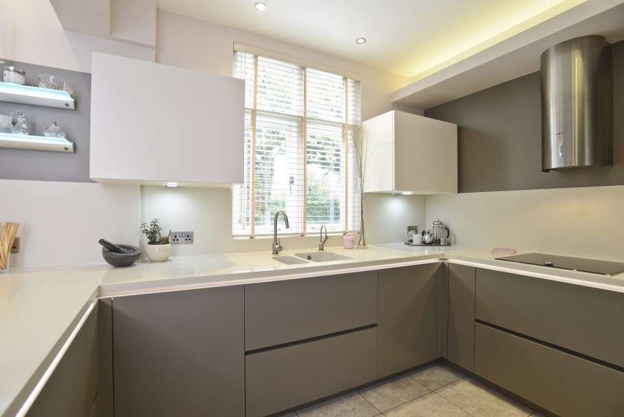 Кухня в серо бежевых тонах