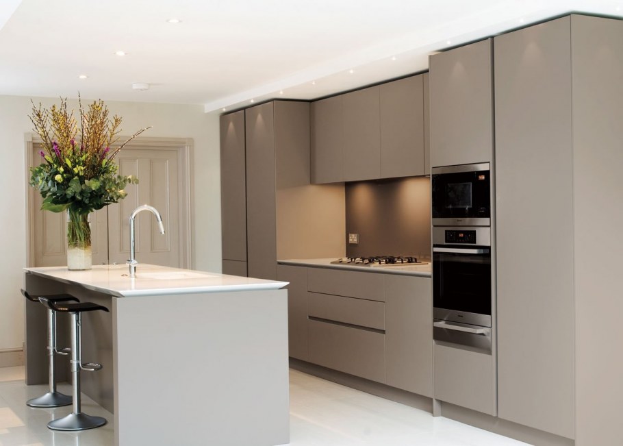 Бежевая глянцевая кухня в интерьере