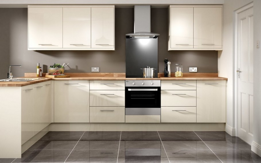 Кухня кремового цвета