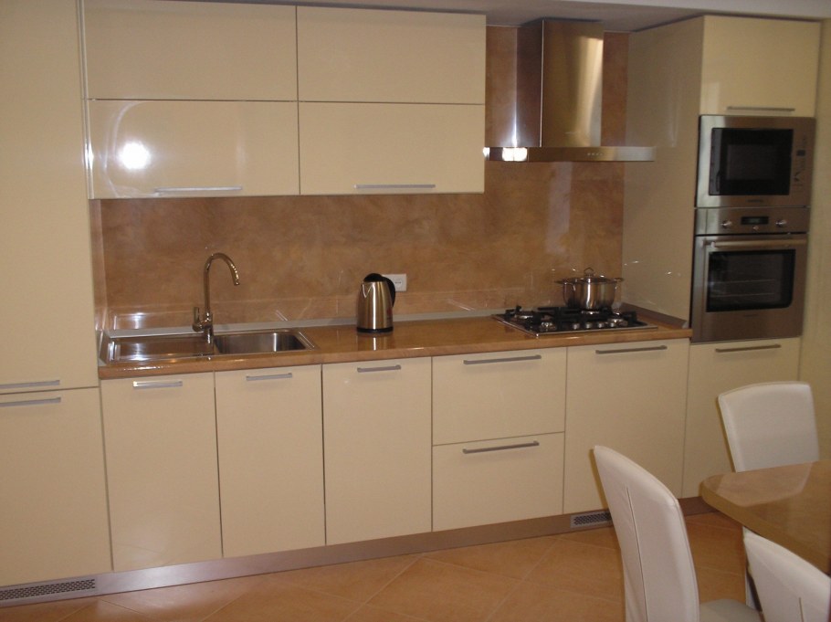 Кухня однотонная бежевая