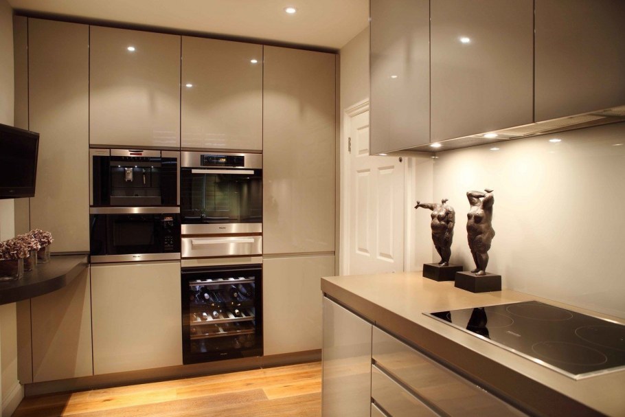 Кофейная кухня с черной столешницей