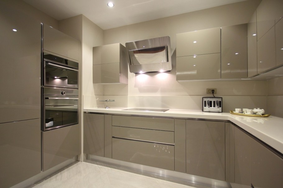 Угловая кухня без ручек