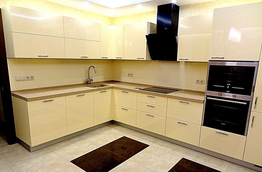 Бежевая глянцевая кухня