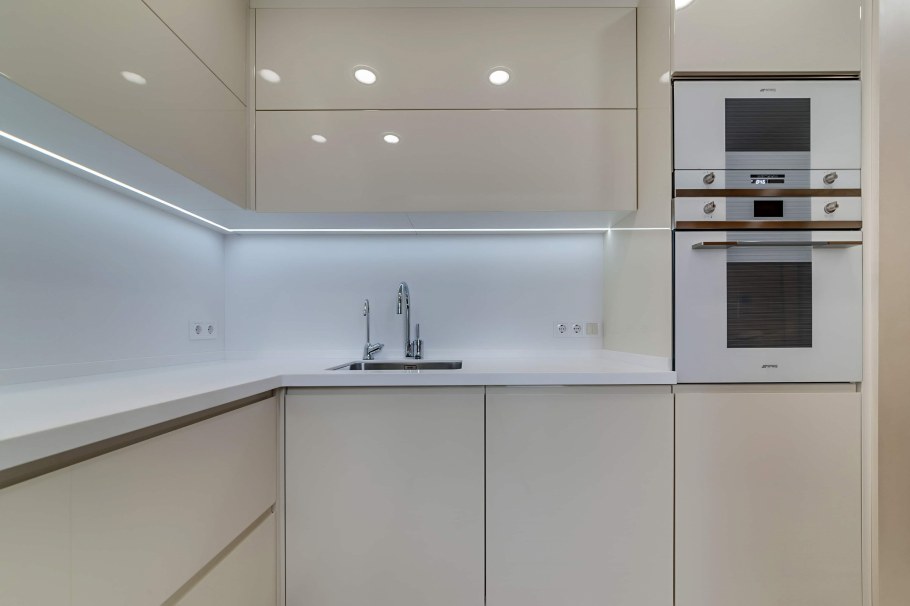 Кухонный гарнитур слоновая кость глянец